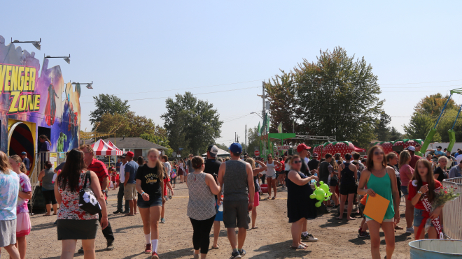 crowd of people at the Glencoe fair 