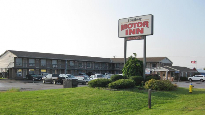 Strathroy Motor Inn exterior 