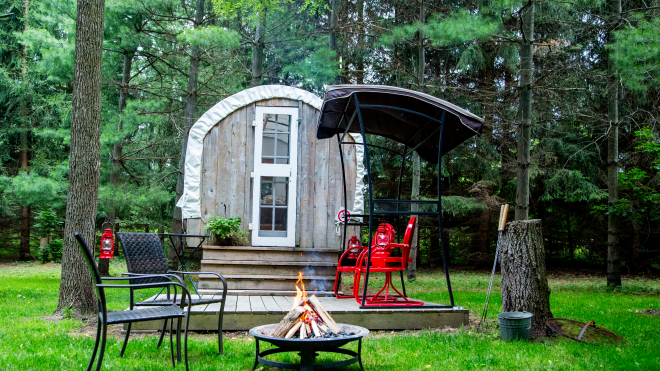 Wagon cabin with fire pit and chairs