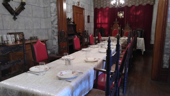 set dinner table  from golden gryphon 