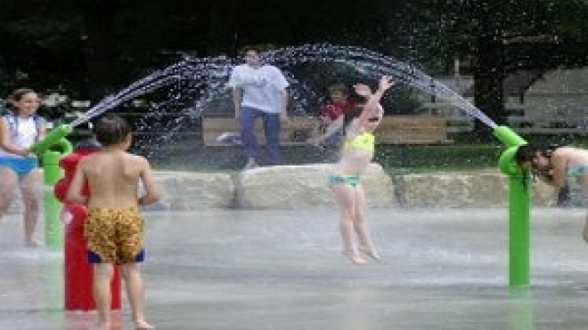 kids playing in the thorndale splash pad