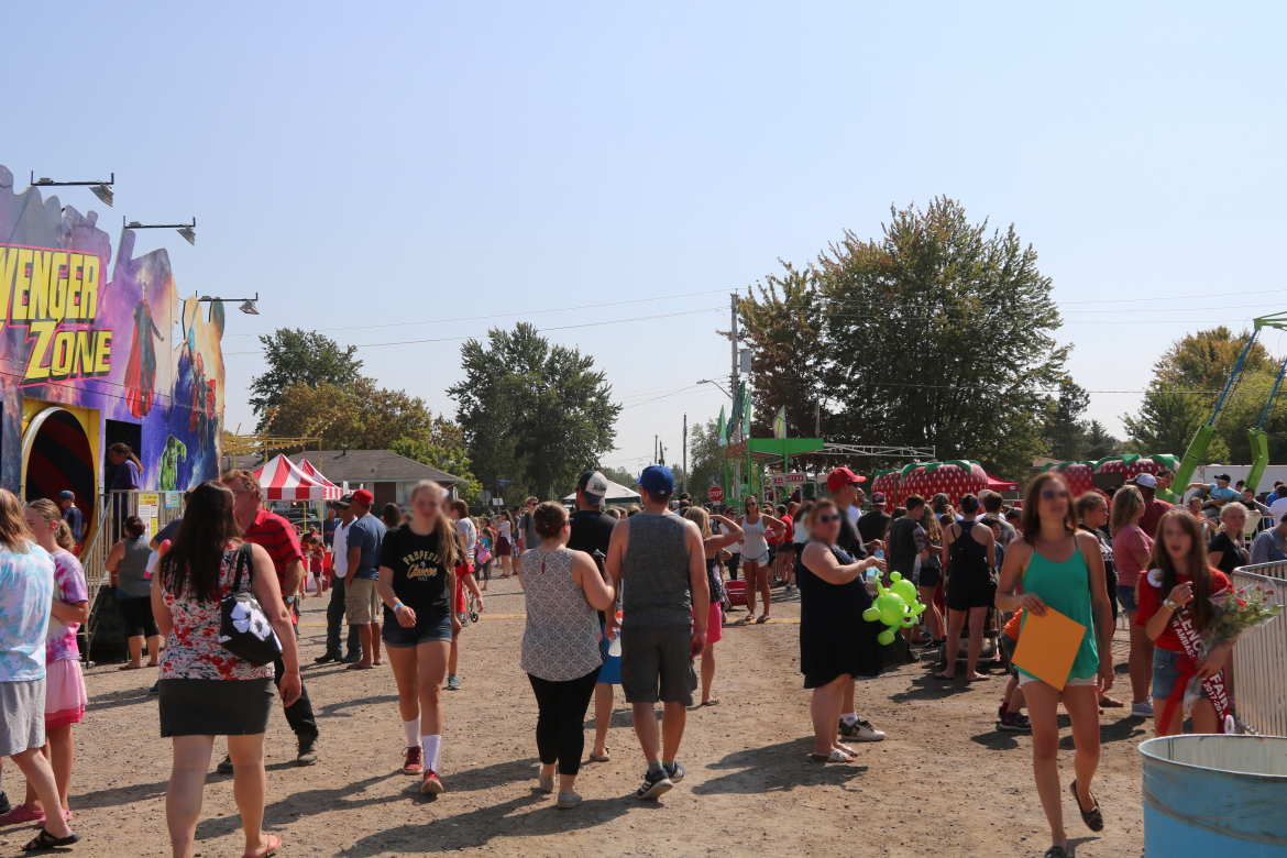 crowd of people at the Glencoe fair 