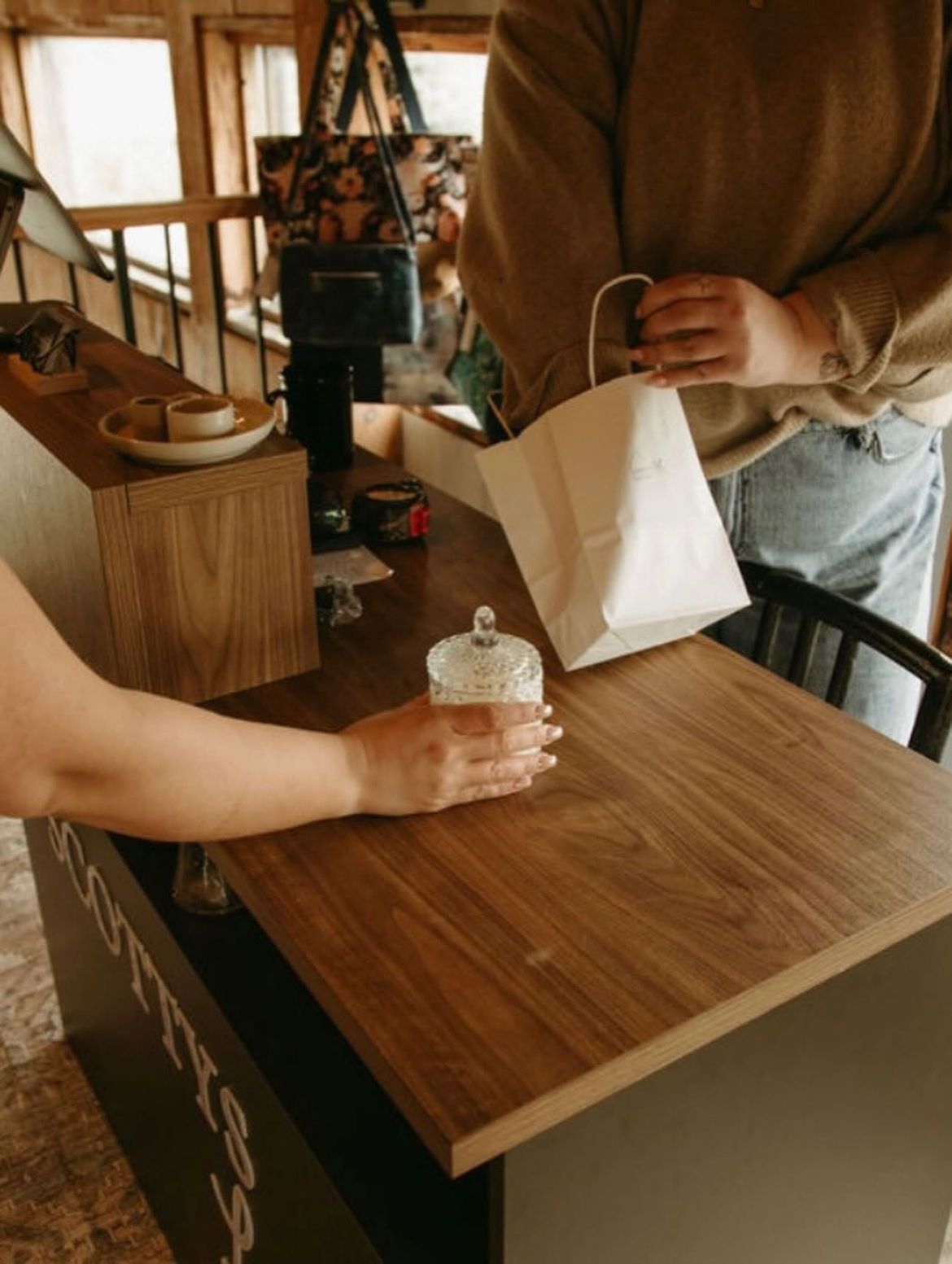 hand and shopping bag 
